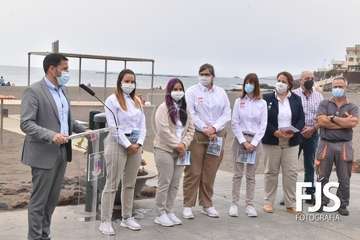 Izado de la bandera azul en Melenara/TA.